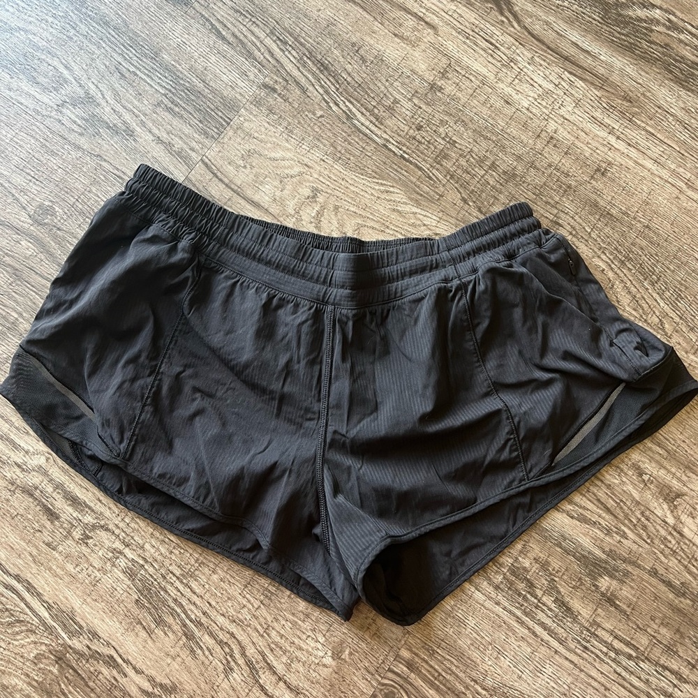 Lululemon hotty hot low rise lined shorts 2-5”